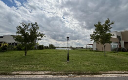 Lote con Laguna en Pilar Venta