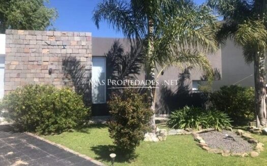 Casa en Alquiler en Barrio Malibu de 4 Ambientes
