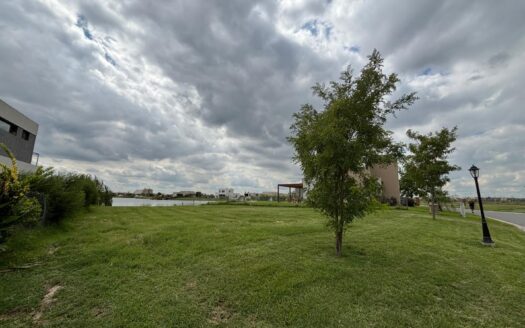 Lote con Laguna en Pilar Venta