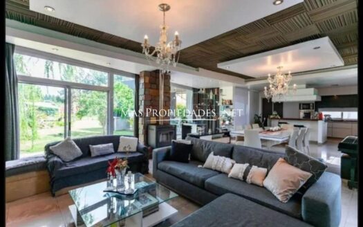 Casa en Alquiler en Barrio Malibu de 4 Ambientes