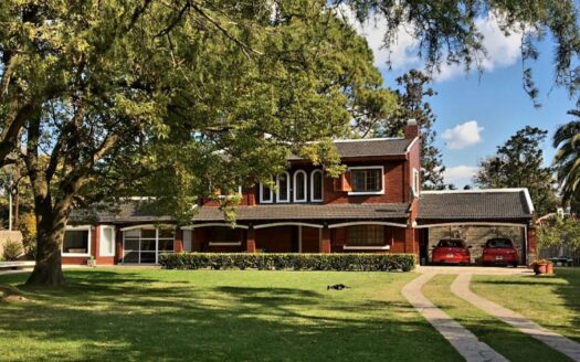 Casa quinta con gran parque delantero