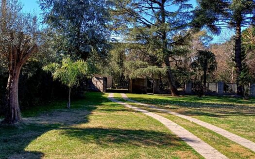 Casa quinta con gran parque delantero