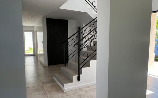 Hermosa casa de dos plantas