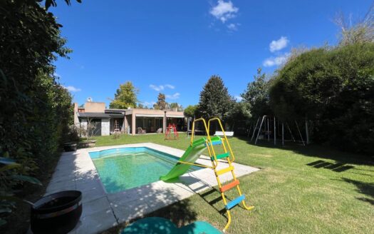 Casa con gran living comedor